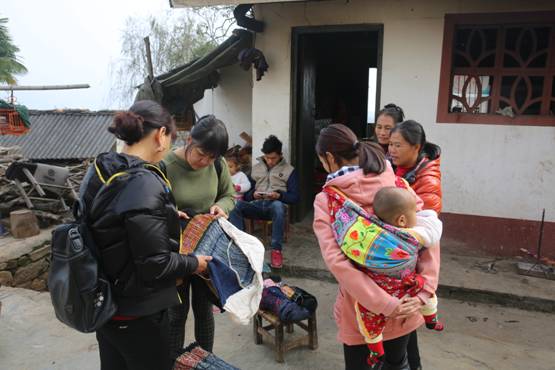 2016年12我馆工作人员到隆林县大树脚村苗族村寨征集民族服装4
