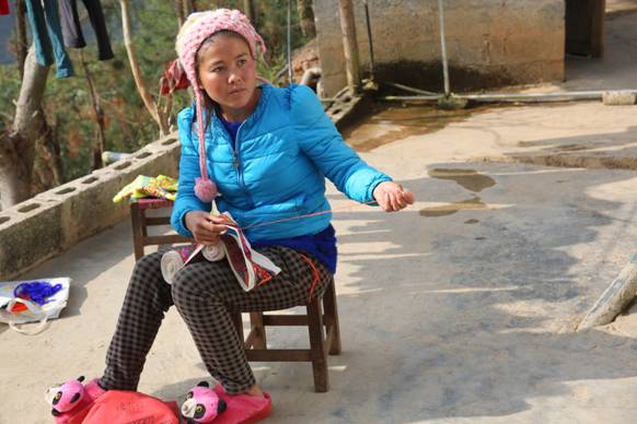 苗族妇女在做手工饰绣2