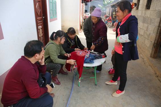 2016年12我馆工作人员到隆林县大树脚村苗族村寨征集民族服装6